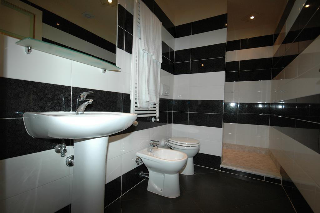 Dimora Dei Guelfi Luxury Rooms ลุคคา ภายนอก รูปภาพ