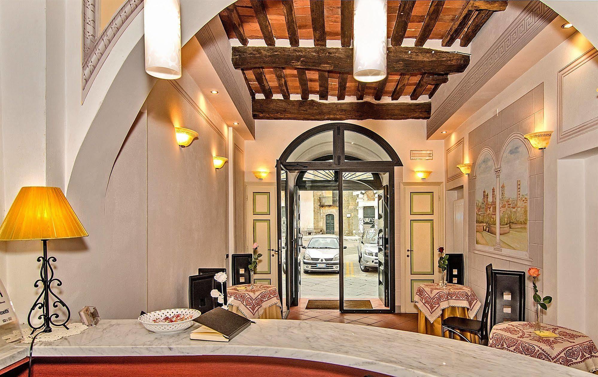 Dimora Dei Guelfi Luxury Rooms ลุคคา ภายนอก รูปภาพ