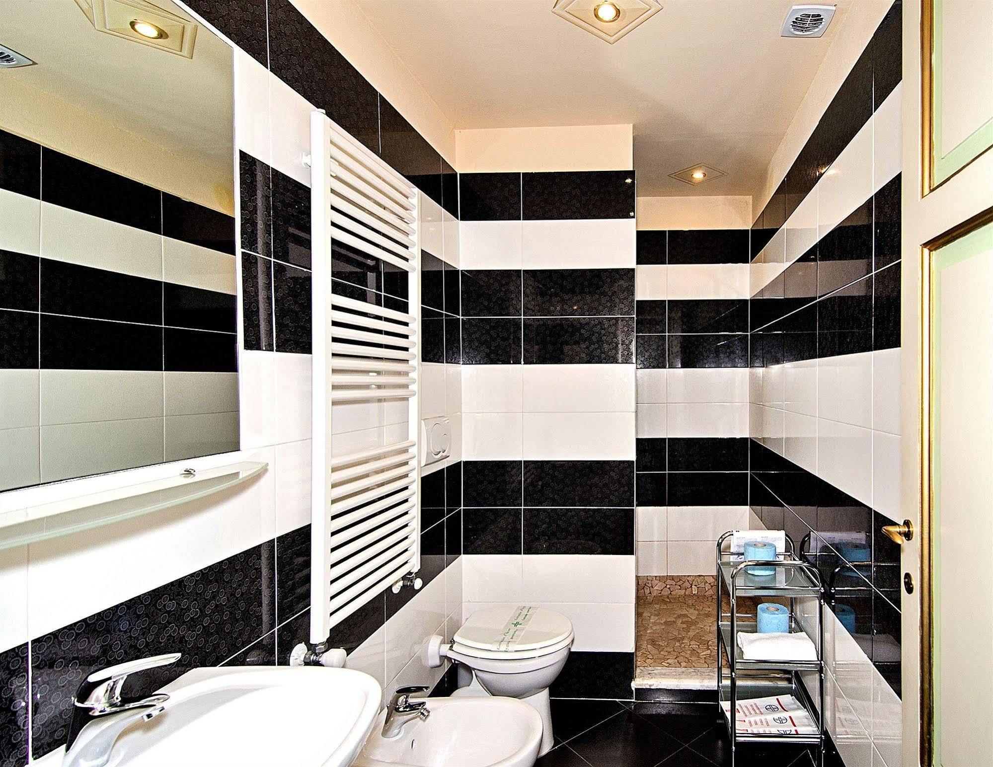 Dimora Dei Guelfi Luxury Rooms ลุคคา ภายนอก รูปภาพ