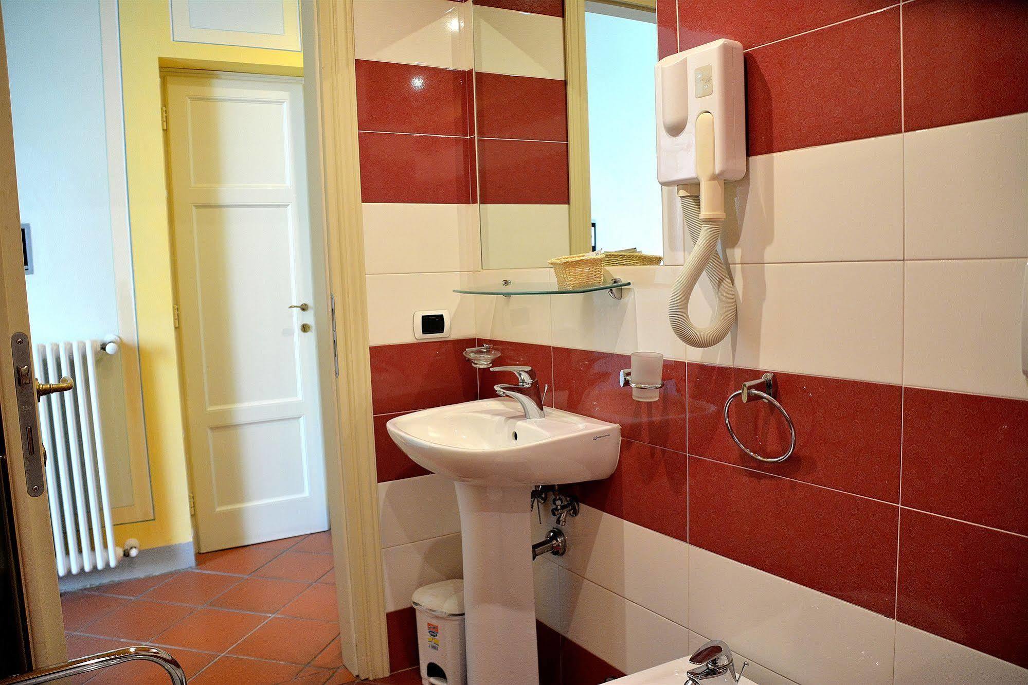 Dimora Dei Guelfi Luxury Rooms ลุคคา ภายนอก รูปภาพ
